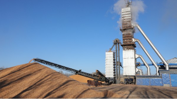 烘糧噸成本降至28元！300噸烘干塔用上秸稈直燃熱風(fēng)爐，相比燃煤一天節(jié)省一萬(wàn)六！